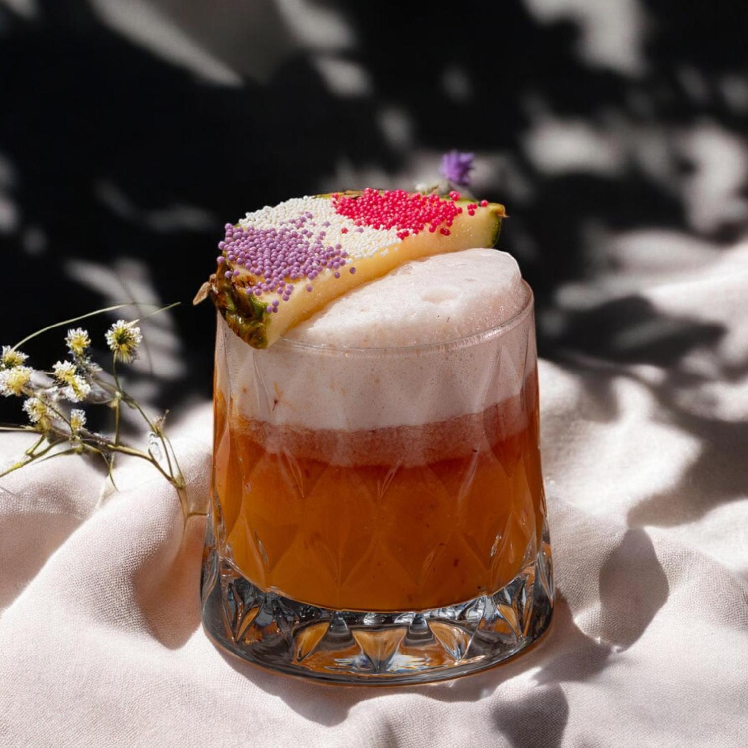 Stayso The House Hotel Estambul Exterior foto A pineapple upside down cocktail